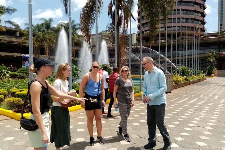 Un grupo conociendo el centro de Nairobi