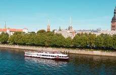 Paseo en barco por el río Daugava al atardecer