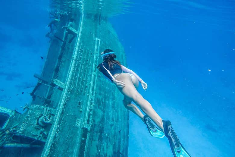 Practicando snorkel en un barco hundido