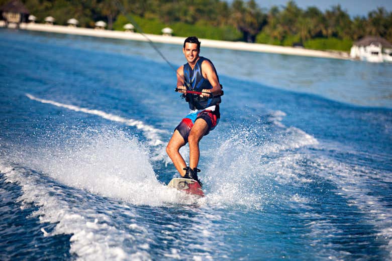 Praticando wakeboard em Maafushi