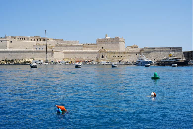 El fuerte se ubica en el Gran Puerto de Birgu