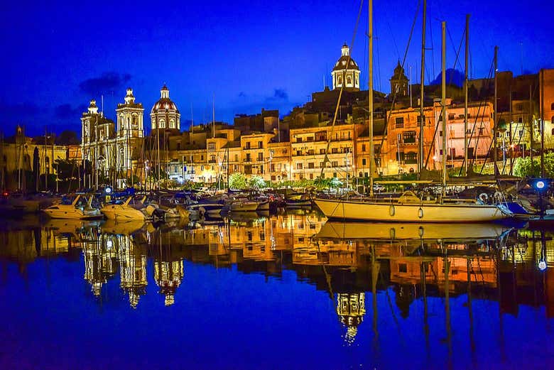 Vista de Birgu por la noche