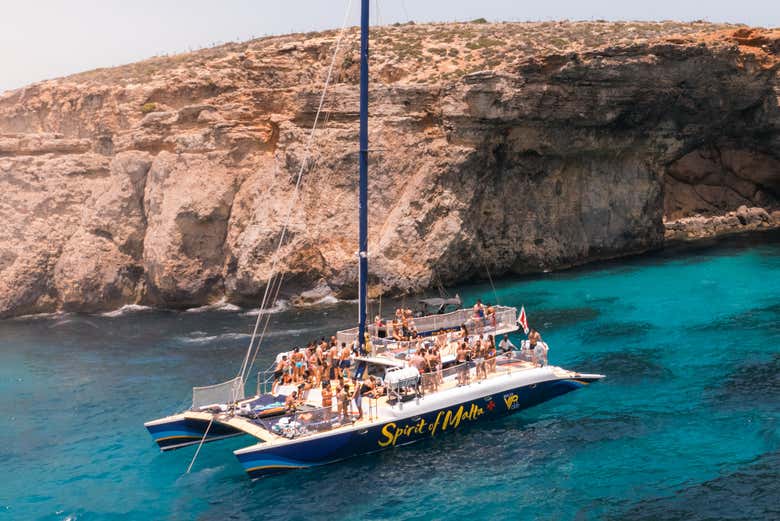 Catamarán surcando las aguas del archipiélago maltés