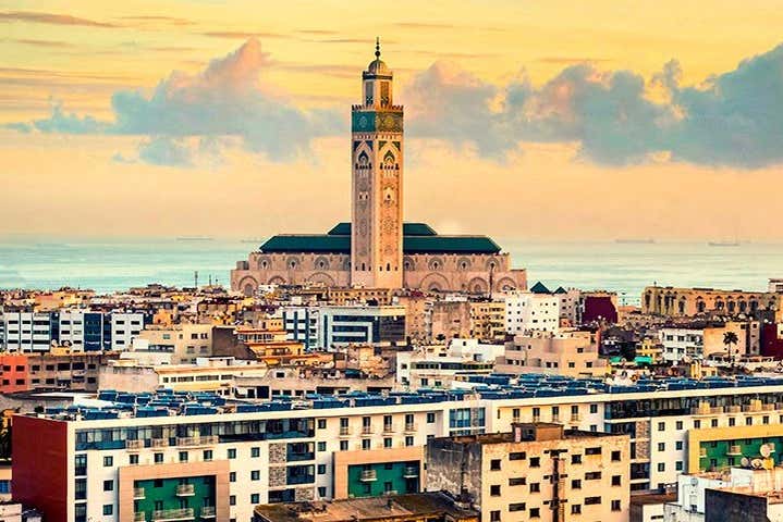 El minarete de la mezquita alcanza 200 metros de altura