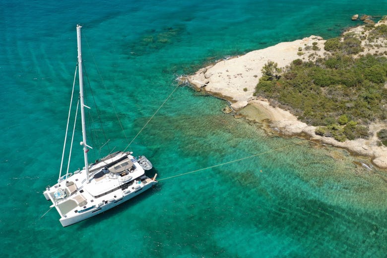 Catamarano bianco a Dajla