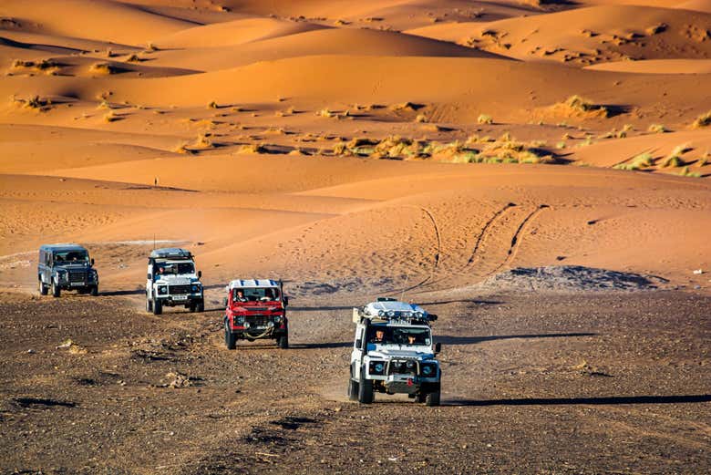 Passeio pelas dunas de areia em veículos 4x4