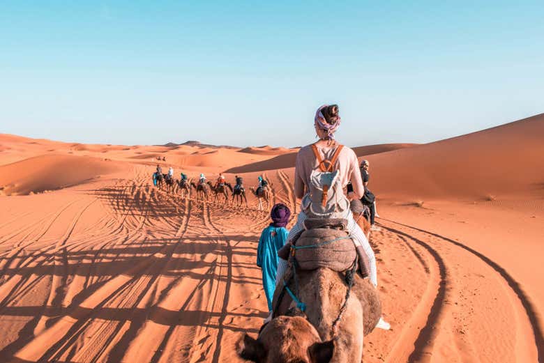 Passeio de camelo no deserto de Dakhla