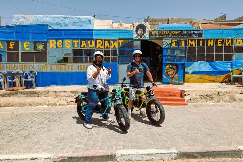 Dos personas disfrutando del tour en moto eléctrica