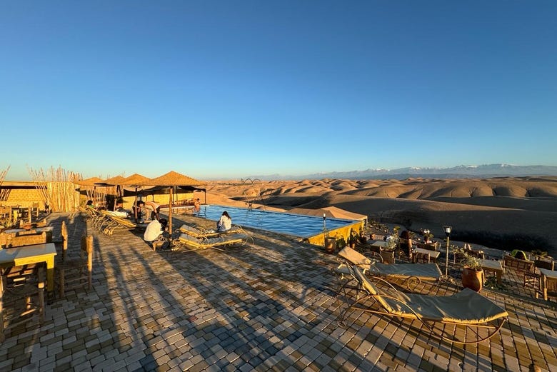 Camp avec piscine dans le désert