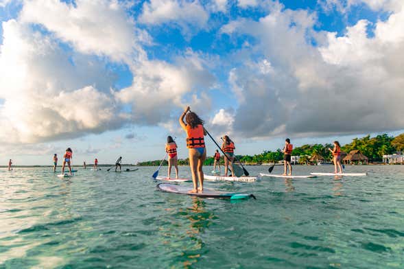 Paddle surf en la Laguna de Bacalar al amanecer