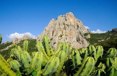 Senderismo por la Peña de Bernal al amanecer