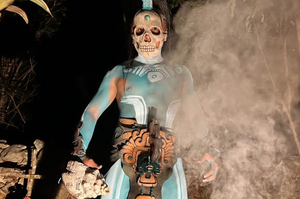 Ceremonia del Día de Muertos en un cenote