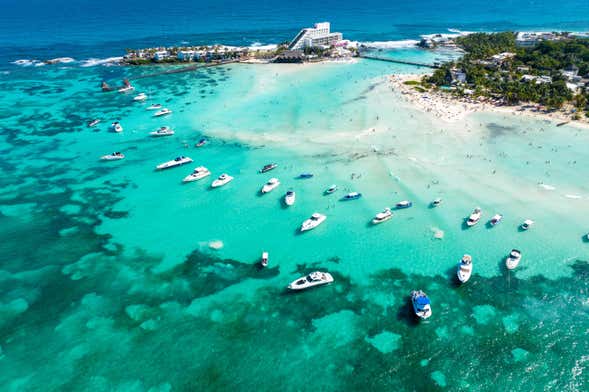 Fiesta en una playa de Isla Mujeres desde Cancún - Civitatis.com