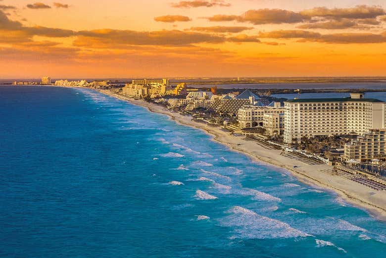 Zona turística de Cancún ao cair da noite