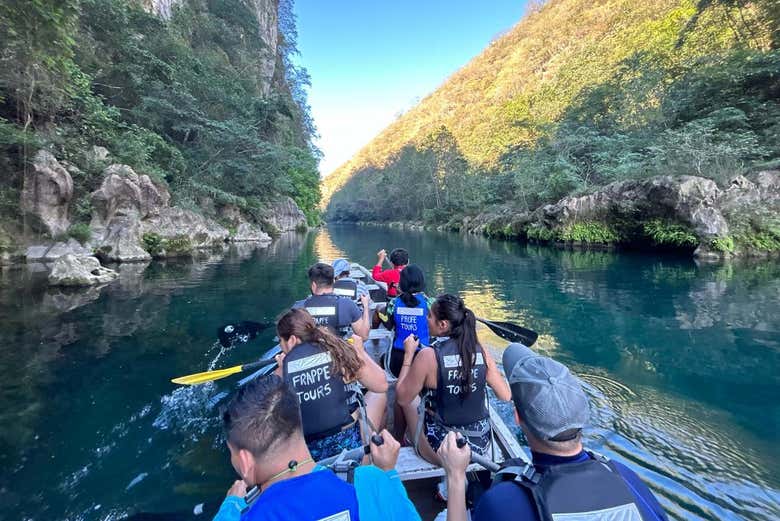 Paseando en panga hasta la Cueva del Agua