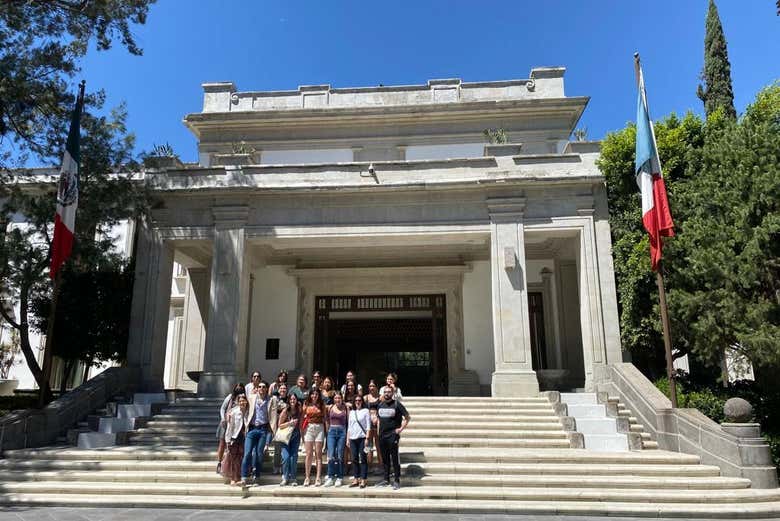 Un grupo de amigos posando en la puerta del Complejo Los Pinos