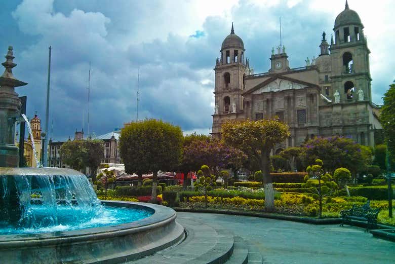 Plaza de Toluca con una fuente en medio y la catedral de fondo