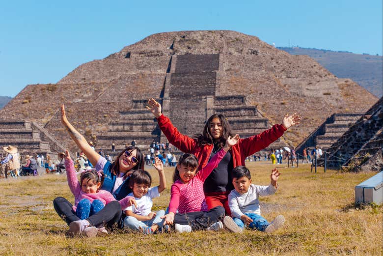 Un grupo de niños con los vestigios de Teotihuacán de fondo