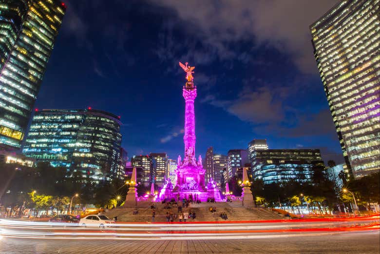 El famoso Monumento a la Independencia iluminado