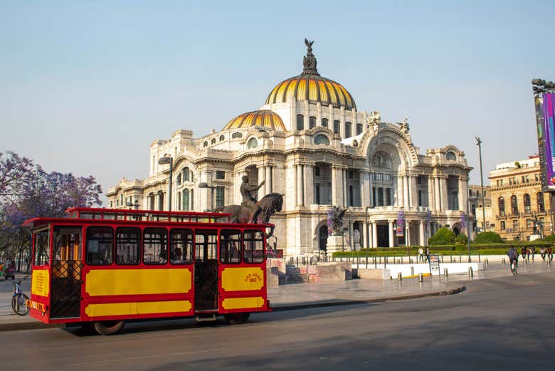 Tranvía turístico junto al Palacio de Bellas Artes