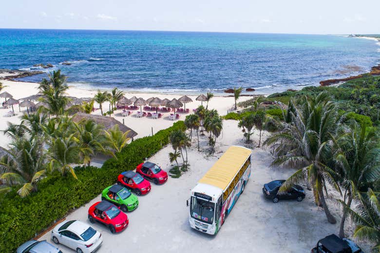 El autobús panorámico acercándose a una playa de Cozumel