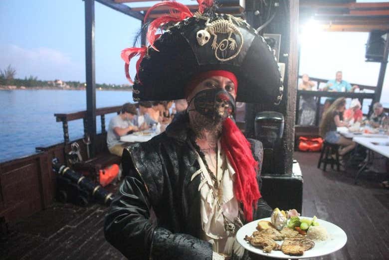 Crociera in nave pirata a Cozumel con cena e spettacolo