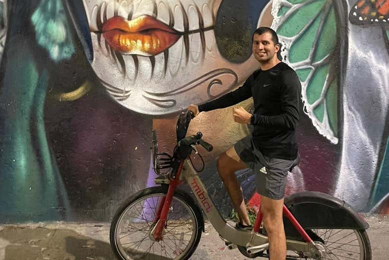 Posando junto a un grafiti durante el tour en bicicleta