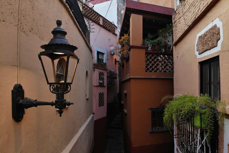 The famous street of Callejón del Beso