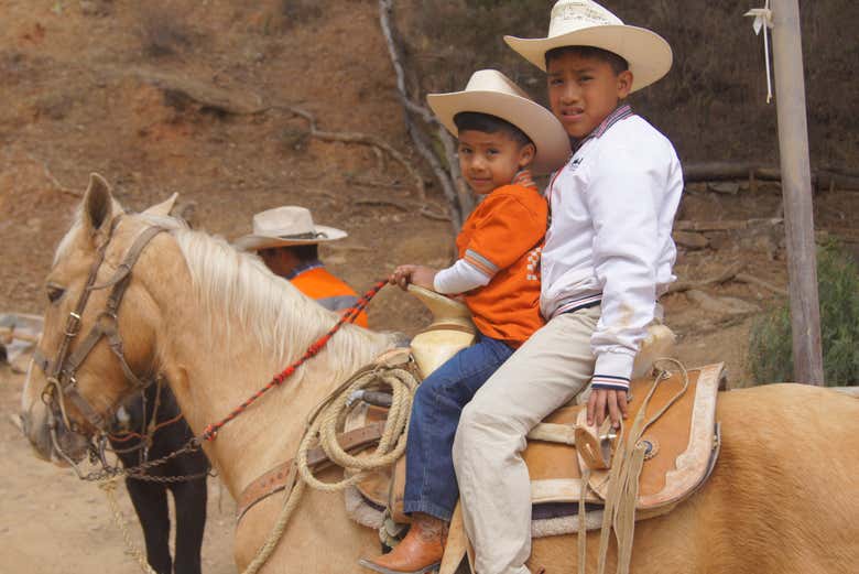 Niños montando a caballo