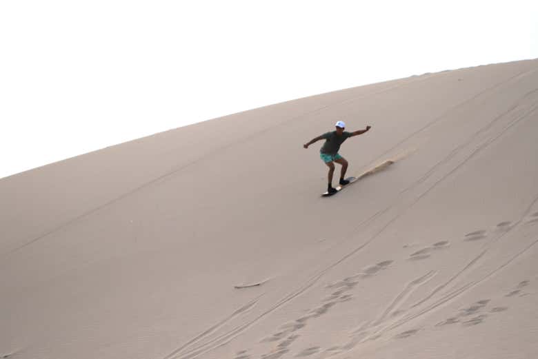 Realizando sandboarding en San Nicolás