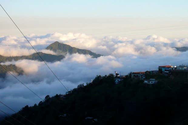 Paisaje cubierto de nubes