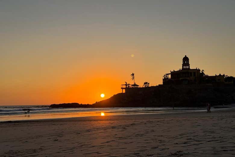 Un hermoso atardecer en playa Cerritos