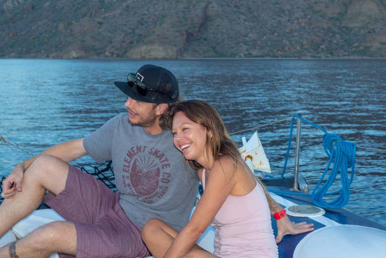 Un couple profitant de la balade en catamaran