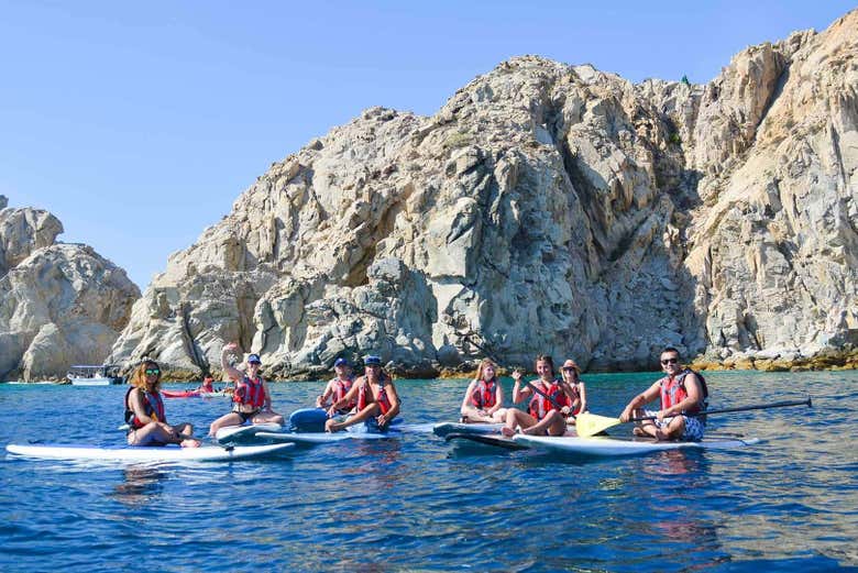 Grupo preparado para comenzar la actividad de paddle surf