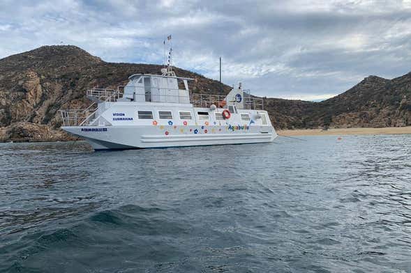 Passeio de barco com visão subaquática