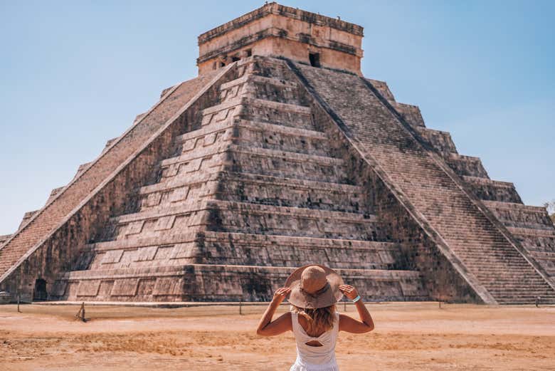 Junto a la pirámide de Chichén Itzá