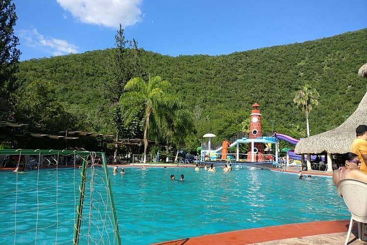 Una de las piscinas del club en medio de la vegetación