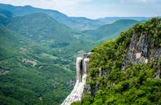 Hierve el Agua and Teotitlán del Valle Day Trip