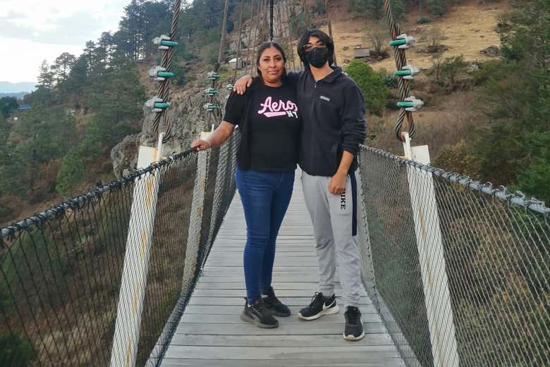 Cruzando el puente colgante del cañón del Coyote