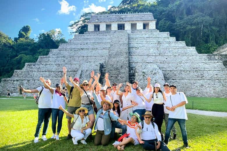 Foto con uno de los templos de Palenque