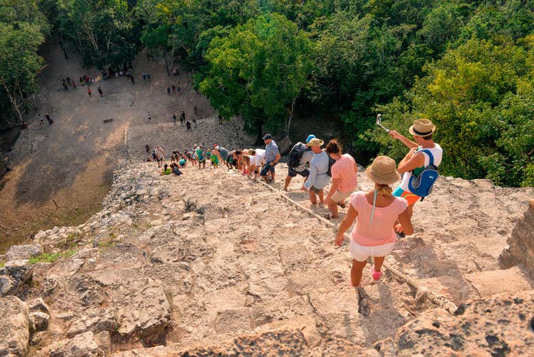 Descendiendo la pirámide de Cobá