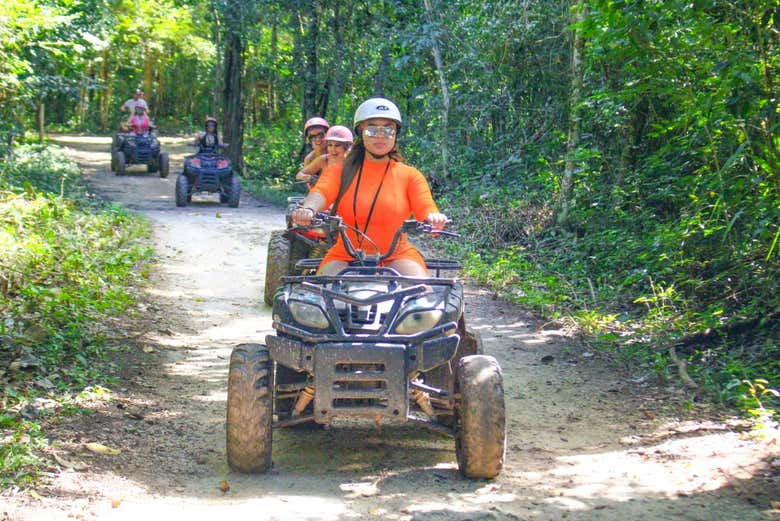 Pilotando um quadriciclo em Puerto Morelos