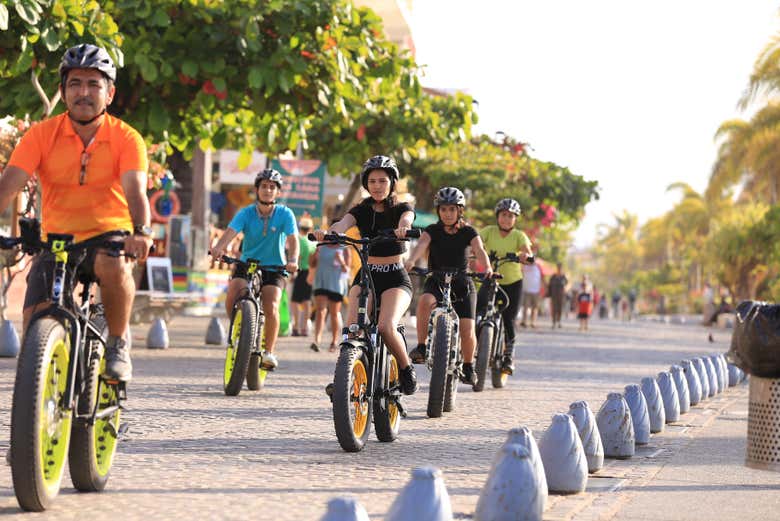 Recorriendo el paseo marítimo de Puerto Vallarta en bicicleta