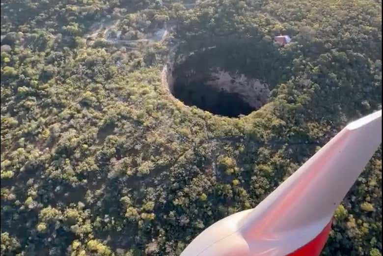 Sobrevolando la Sima de las Cotorras