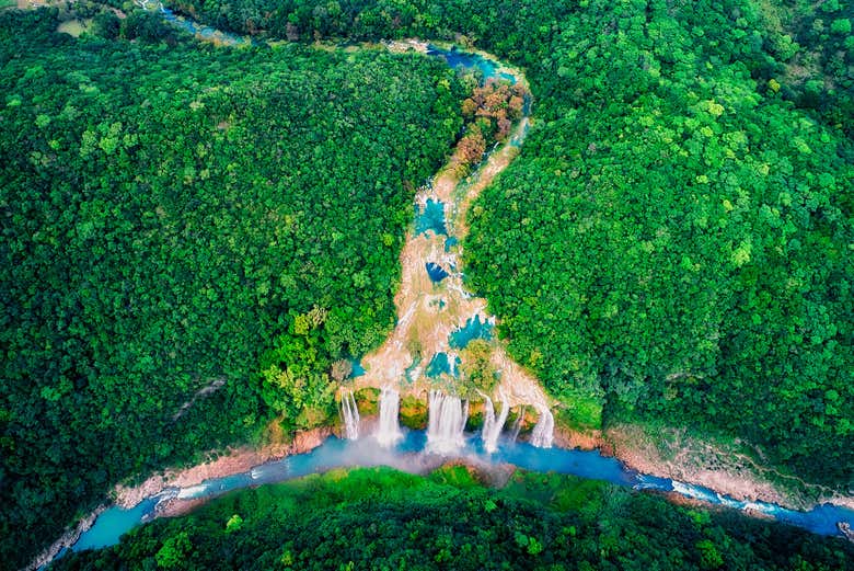 Vista aérea de la cascada de Tamul