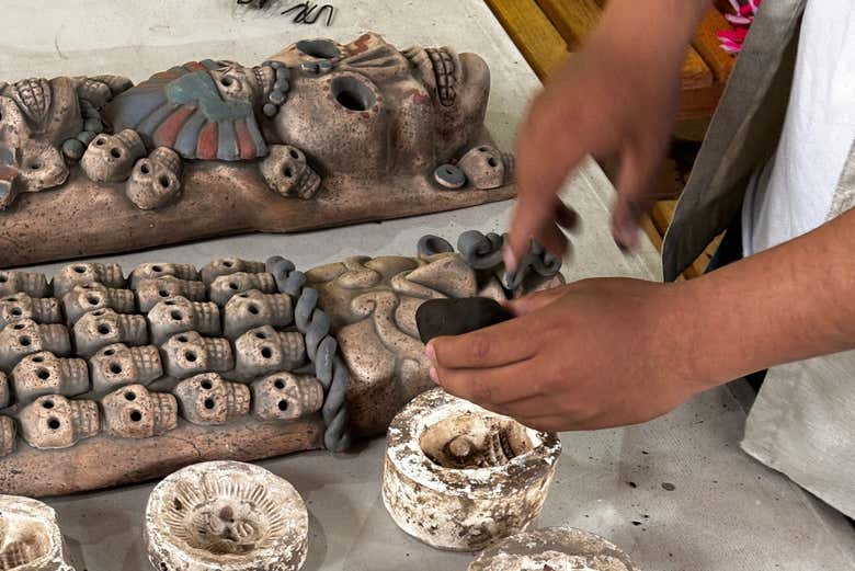 Disfrutando del taller de cerámica en Teotihuacán