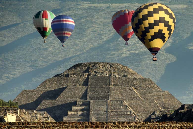 The balloons over Teotihuacan