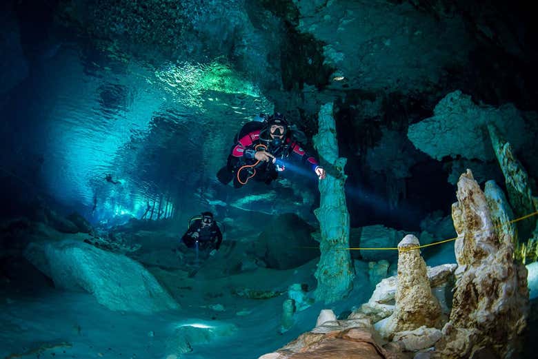 Buceando en el cenote Dos Ojos