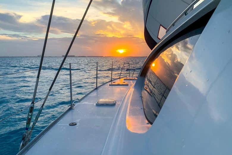 Velero al atardecer por las aguas de Tulum