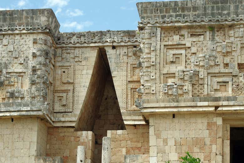 Palacio del Gobernador, decorado con detalladas esculturas